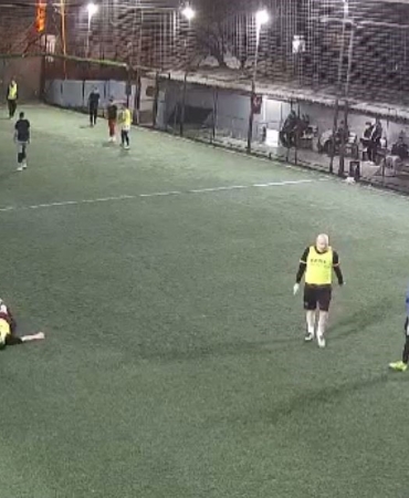 Bakırköy’de halı sahada maç oynadığı esnada fenalaşan genç hayatını kaybetti