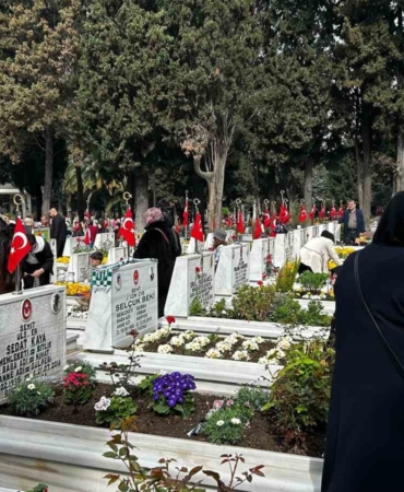 Edirnekapı Şehitliği’nde buruk bayram