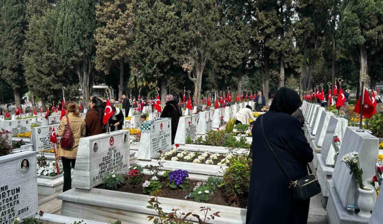 Edirnekapı Şehitliği’nde buruk bayram
