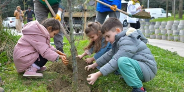 Esenyurtlu minikler şehit ve gaziler için fidan dikti
