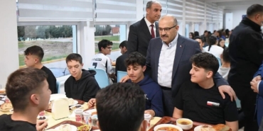 Vali Ustaoğlu öğrencilerle iftar sofrasında buluştu