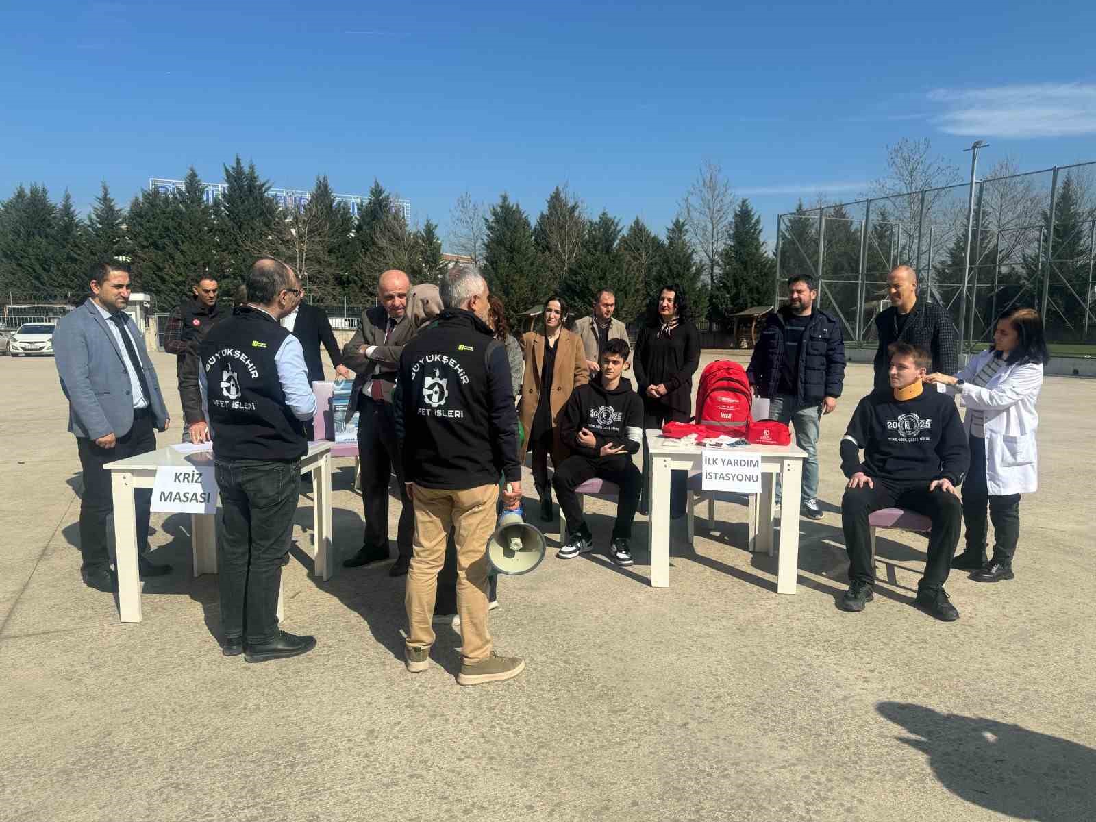 Afete hazırlıkta öğrencilere uygulamalı eğitim verildi