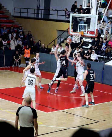 Büyükşehir basketbol serinin son karşılaşmasına Uşak’ta çıkacak