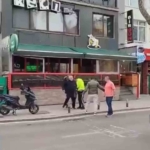 Kadıköy’de elinde silahla bir mekana giren şahsa trafik polisi müdahale etti