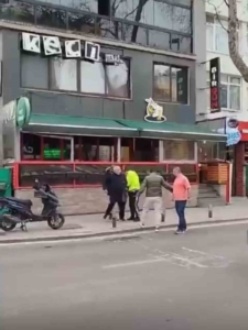 Kadıköy’de elinde silahla bir mekana giren şahsa trafik polisi müdahale etti