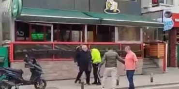 Kadıköy’de elinde silahla bir mekana giren şahsa trafik polisi müdahale etti