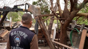 Maltepe’de dere yatağındaki kaçak yapılaşmalar yıkıldı