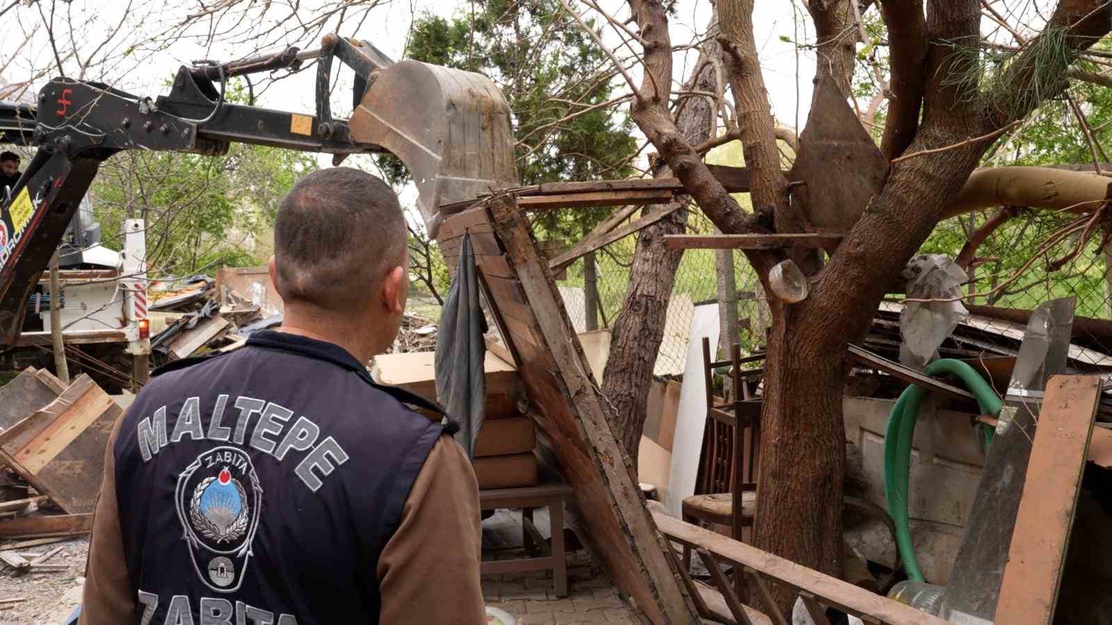 Maltepe’de dere yatağındaki kaçak yapılaşmalar yıkıldı