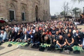 Ramazanın son cumasında Ulucami doldu taştı