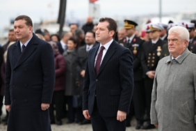 Silivri’de Çanakkale Zaferi’nin 110. yılında Atatürk Anıtına çelenk sundu