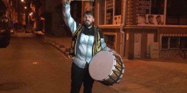 Ramazan ayının ilk sahurunda davulcular sokağa indi, fırınlarda ekmek kuyruğu oluştu