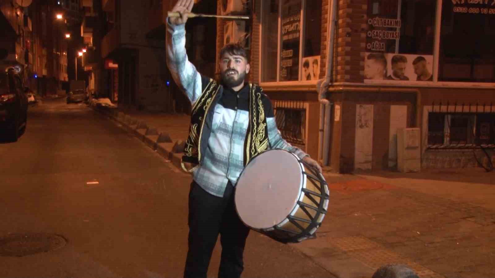 Ramazan ayının ilk sahurunda davulcular sokağa indi, fırınlarda ekmek kuyruğu oluştu