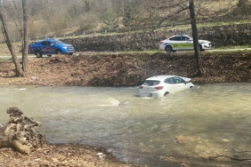 Otomobil dereye uçtu 2 kişi yaralı