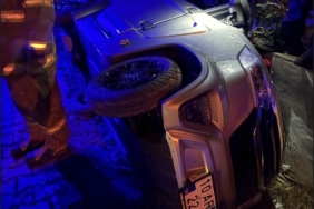 Yan yatan elektrikli otomobil sürücüsü yaralandı