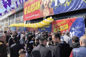 Ucuz alışveriş çılgınlığı...Birbirlerini böyle ezdiler