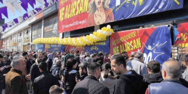 Ucuz alışveriş çılgınlığı...Birbirlerini böyle ezdiler