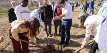 Üniversite öğrencileriyle birlikte fidan dikti