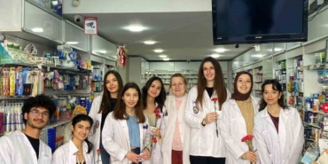 Beyaz üniformalarıyla karanfil dağıttılar