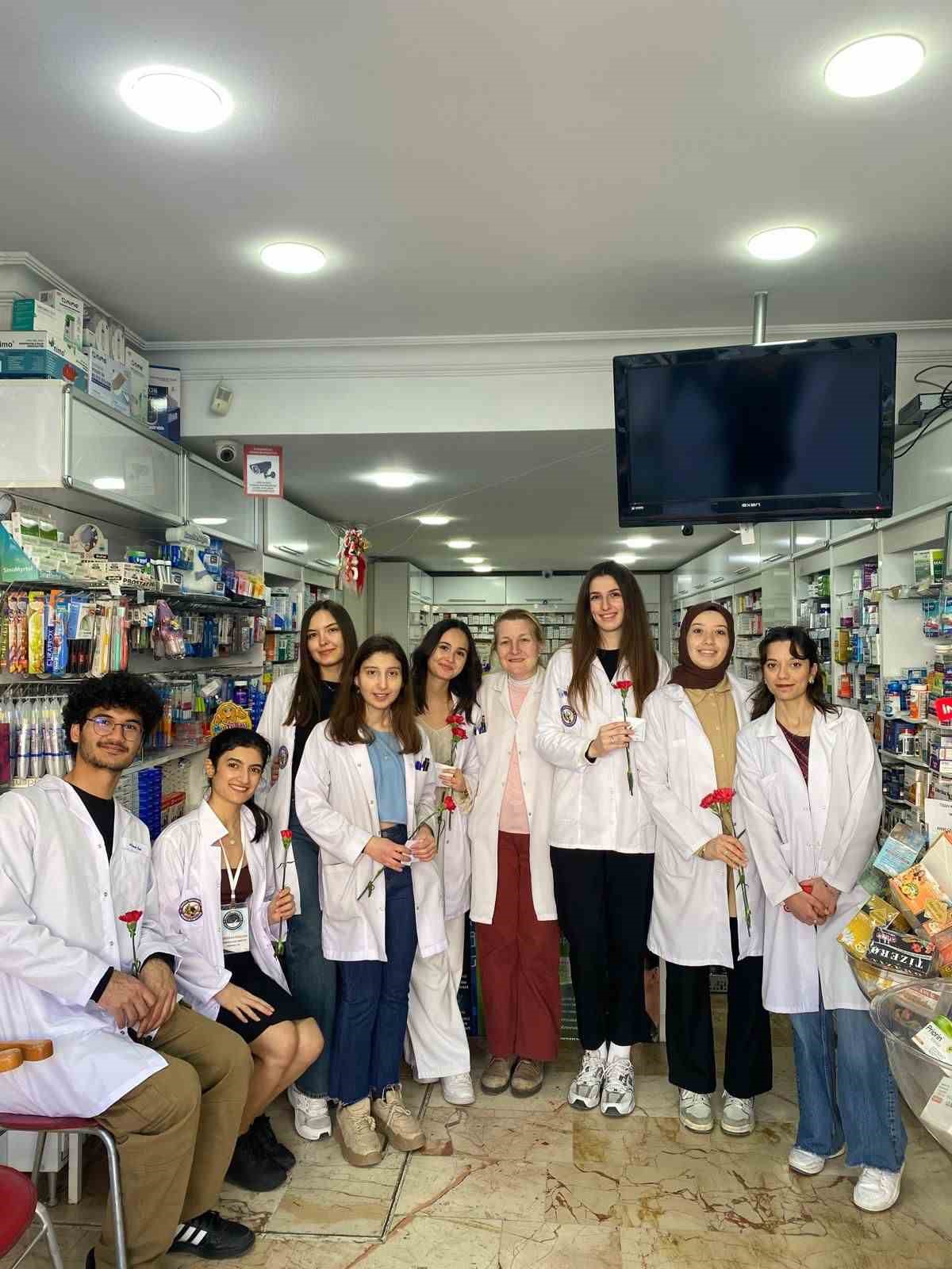 Beyaz üniformalarıyla karanfil dağıttılar