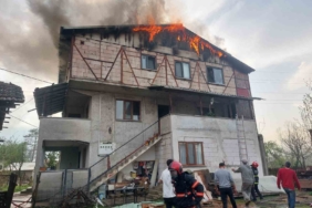 3 katlı evin son katı alev alev yandı