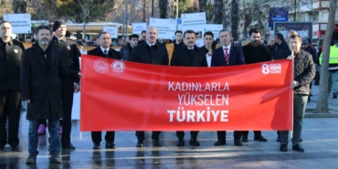 Çanakkale Valisi, kadına şiddete dikkat çekmek için siyah giyinip yürüdü