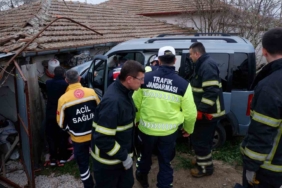 Otomobilin daldığı ev savaş alanına döndü