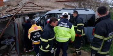 Otomobilin daldığı ev savaş alanına döndü