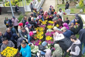 Şehitlikler ve mezarlıklar bayramda çiçek açtı