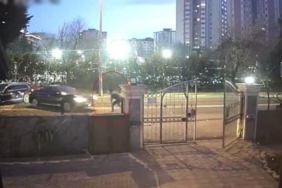 Otomobile arkadan çarptı, sürücü tepki gösterince ortalığı birbirine kattı: Dehşet anları kamerada