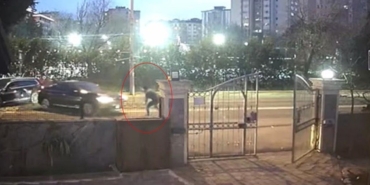 Otomobile arkadan çarptı, sürücü tepki gösterince ortalığı birbirine kattı: Dehşet anları kamerada