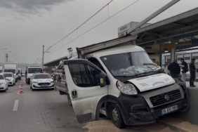 Kontrolden çıkan kamyonet metro bariyerlerine vurdu