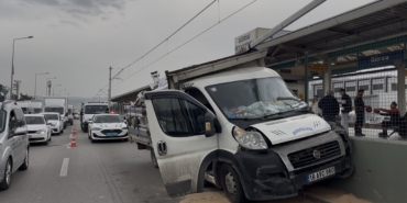 Kontrolden çıkan kamyonet metro bariyerlerine vurdu