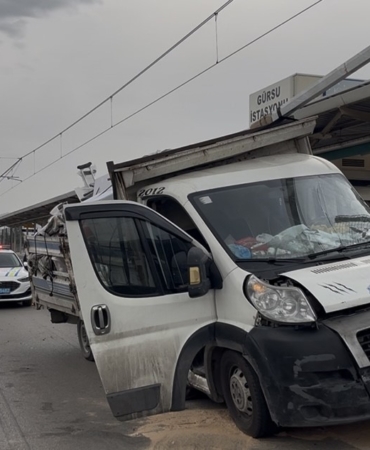 Kontrolden çıkan kamyonet metro bariyerlerine vurdu