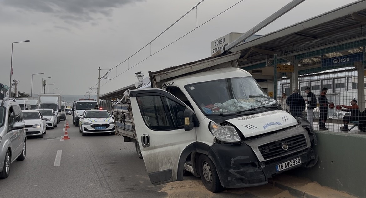 Kontrolden çıkan kamyonet metro bariyerlerine vurdu