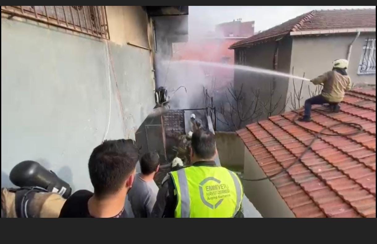 Beyoğlu’nda 4 katlı binada korkutan yangın