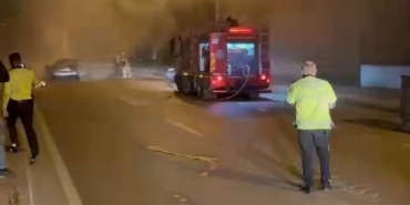 Seyir halindeki otomobil alev alev yandı