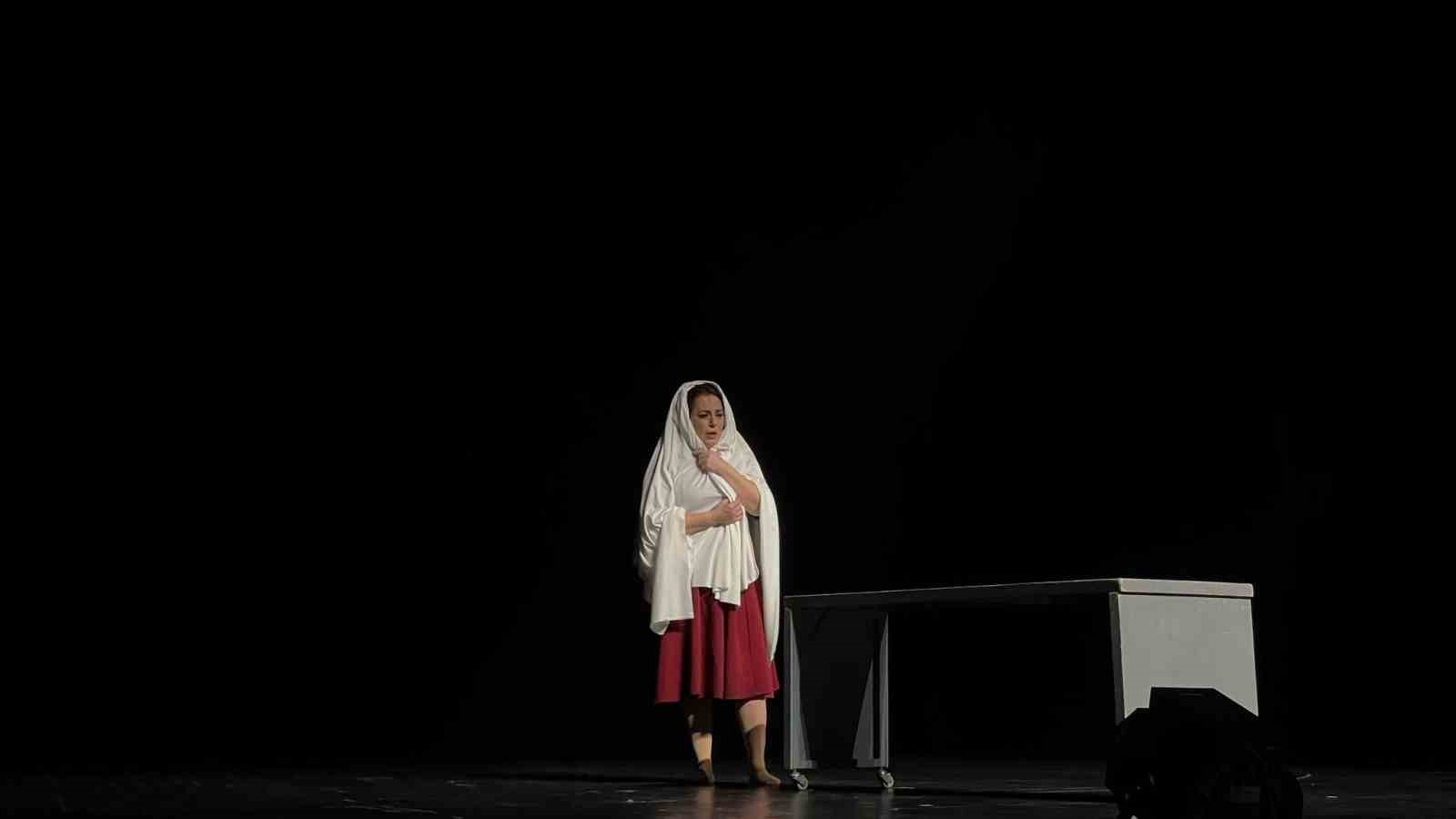 Nazan Kesal, Maltepe’de sahne aldı