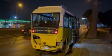 Otomobil minibüse çarptı: 10 yaralı