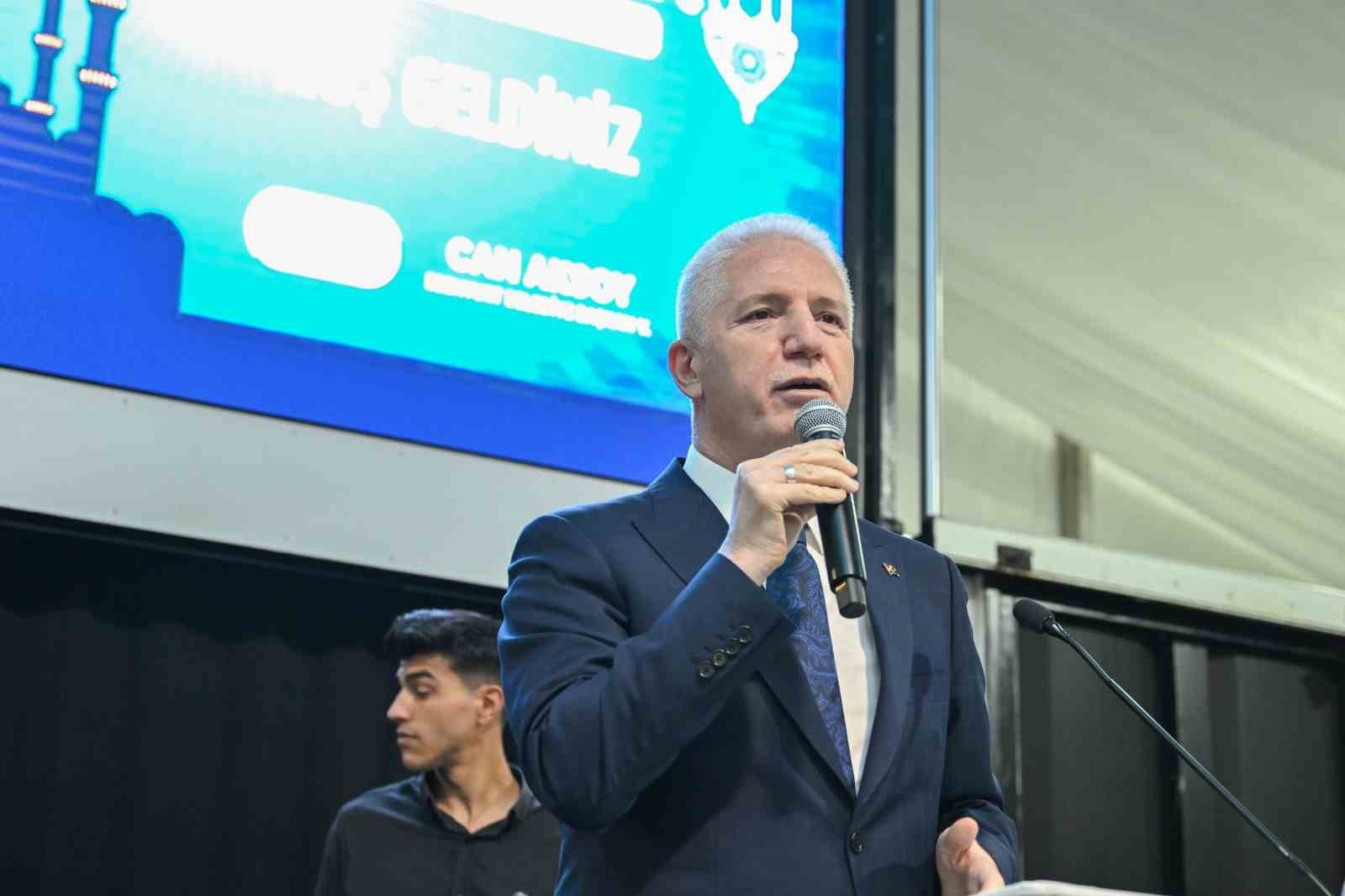 İstanbul Valisi Davut Gül, Esenyurtlularla iftar sofrasında bir araya geldi