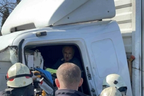 Otoyolda trajik kaza: Kamyon ile tır dorsesi arasında kalan şoför hayatını kaybetti