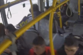 (Özel) Belediye otobüsünde çığlık çığlığa dehşet anları kamerada...11 yaralı