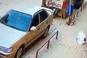 Biri oyaladı, diğeri kucağındaki bebekle çaldı