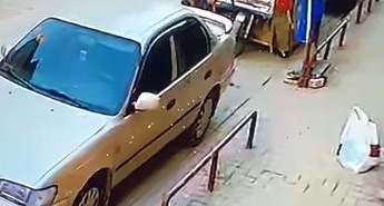 Biri oyaladı, diğeri kucağındaki bebekle çaldı