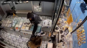 Kuyumcuya girdi, ’stres yapma sıkarım, gençliğine yazık olur’ deyip altınları istedi