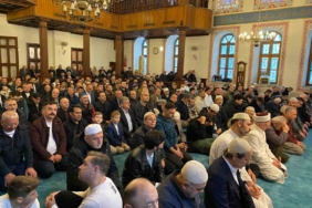 Kocaeli’de vatandaşlar bayram namazı için camiye akın etti