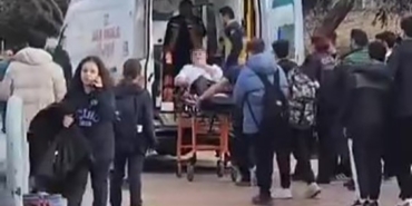 Okulunun önünde öğrenciyi bıçakladılar