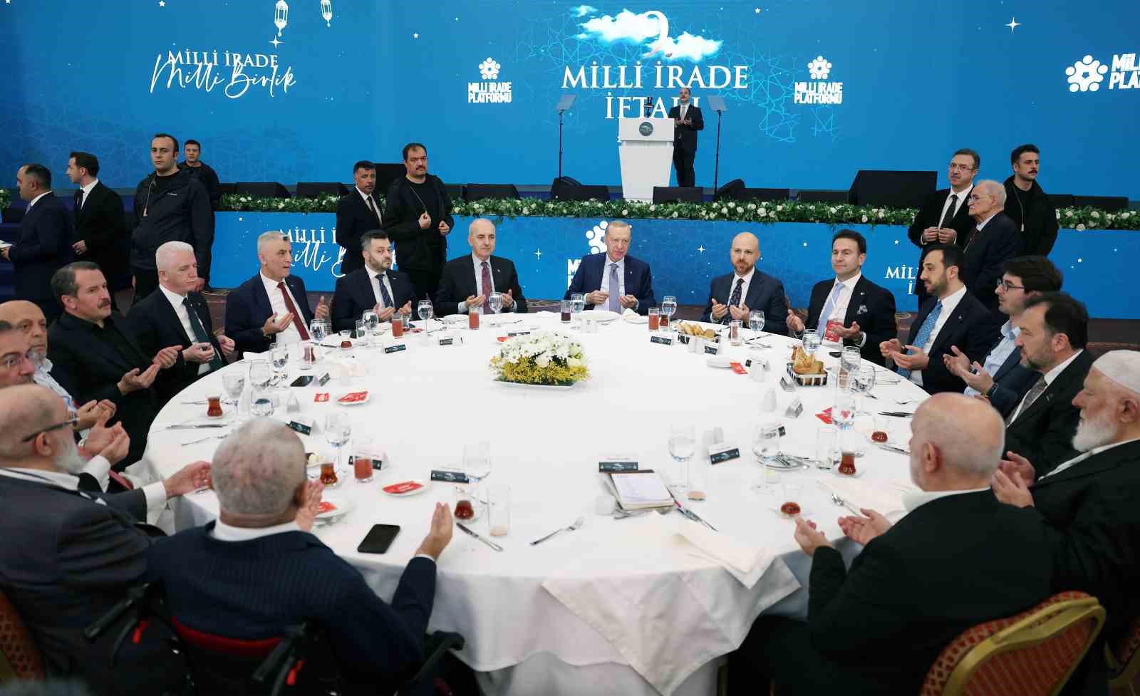 Cumhurbaşkanı Erdoğan: "Cumhuriyeti kurmakla övünen bir partinin genel başkanı çıkıyor resmen siyasi mandacılık talep ediyor"