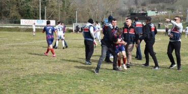 Yeşil saha boks ringine döndü: Tekme, yumruk ve küfürler havada uçuştu