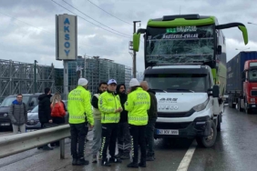 Özel halk otobüsü palet yüklü kamyonetle çarpıştı: 3 yaralı