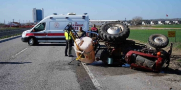 Tekeri kopan traktör devrildi: 1 yaralı
